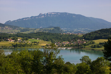 Site naturel implanté sur la commune de Cressin-Rochefort, dans l'Ain, le lac du Lit au Roi