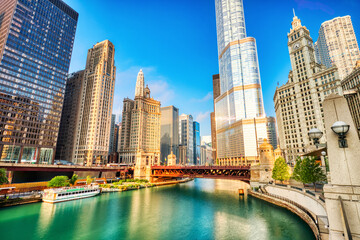 Fototapeta premium Chicago Downtown Cityscape with Chicago River at Sunrise