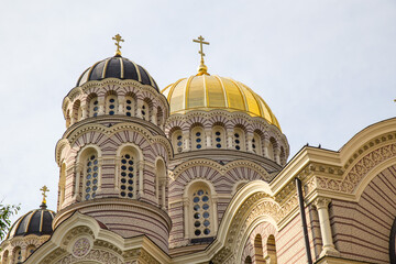 Die Geburtskirche,  die Russisch-Orthodoxe Kirche in Riga in Lettland, mit vergoldeten Kuppeln