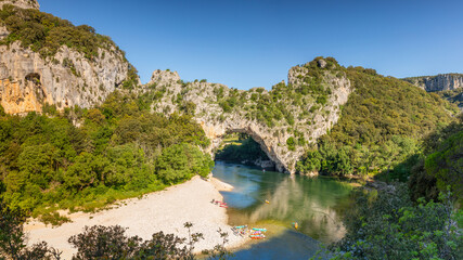 Vue du pont d'Arc avec sa plage  au  Gorges de l'Ard&egrave;che
