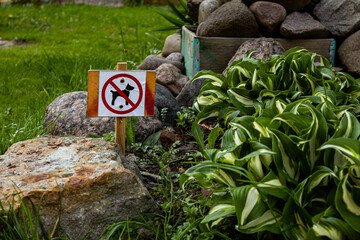 Sign prohibiting pets from walking on the lawn