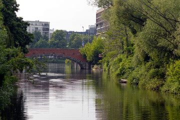 Obraz premium Dovebruecke over the Landwehr Canal / Landwehrkanal in Berlin