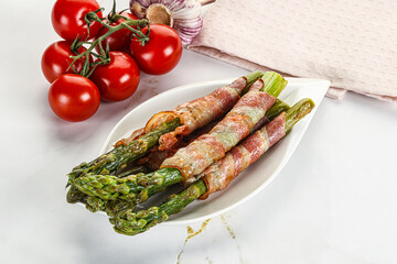Grilled asparagus with bacon
