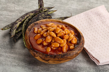 Canned white bean in tomato sauce