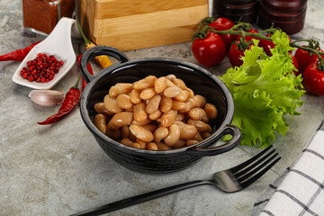 White canned beans in the bowl