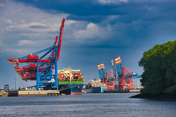 Containerverladung im Hamburger Hafen 