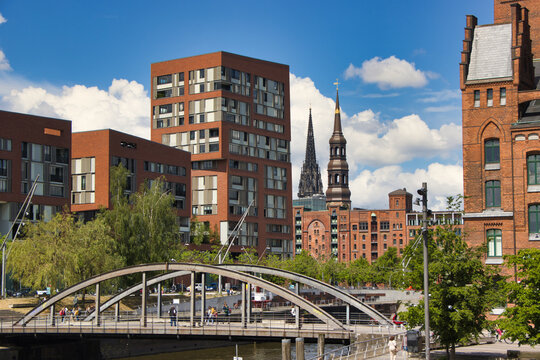 Hamburg- Blick in die Innenstadt von der Elbe her