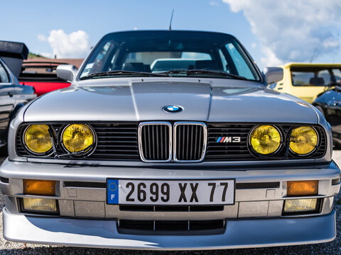 Face avant d'une BMW M3 E30