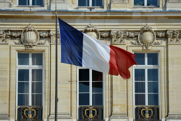 Drapeau tricolore français devant un bâtiment officiel à Paris, capitale de la France