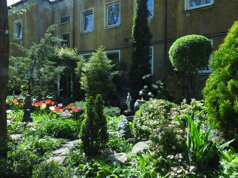 house in Amalienau, konigsberg (now kaliningrad, russia) with a prettiest garden
