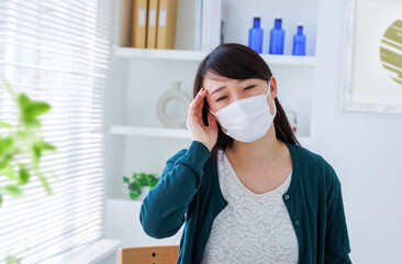 マスクをする女性