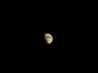 Księżyc - naturalny satelita Ziemi © tomo81