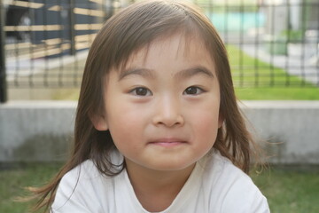 自然と笑顔：庭でくつろぐ女の子