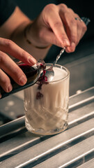 Preparando cocteles en bar 