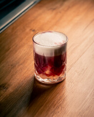 Preparando cocteles en bar 