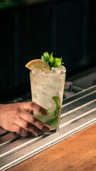 Preparando cocteles en bar 