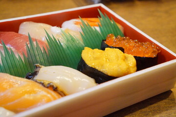 イクアウトで持ち帰った握り寿司