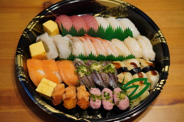 テイクアウトで持ち帰った握り寿司