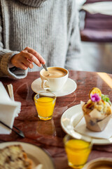 manos mesclando un cafe con una cuchara