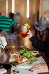 Copa con bebida alcoholica