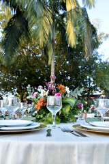 mesa de festa buffet decoração de casamento pratos flores arranjos restaurante