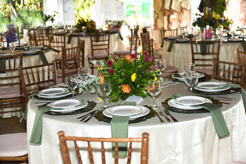 mesa de festa buffet decoração de casamento pratos flores arranjos restaurante