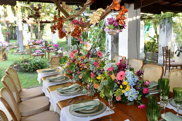 mesa de festa buffet decoração de casamento pratos flores arranjos restaurante