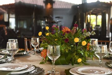 mesa de festa buffet decoração de casamento pratos flores arranjos restaurante