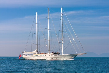 Obraz premium Superyacht sailing in the Andaman sea, Krabi, Thailand
