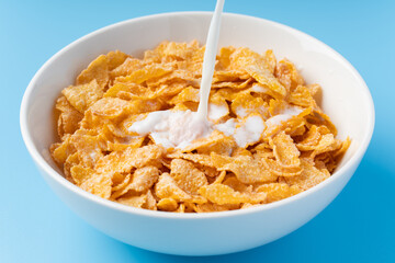 コーンフレークに牛乳をかける