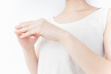 ハンドケアをする女性
