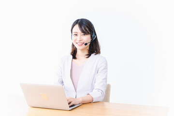 コールセンターでお客様対応をする若い女性