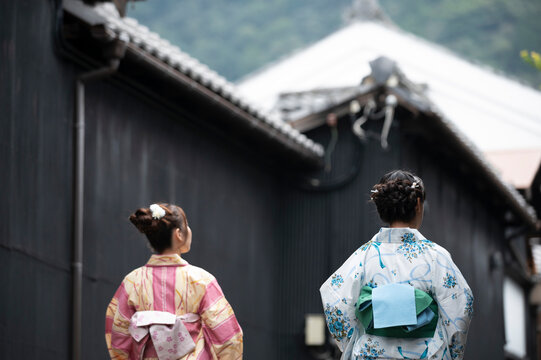 古民家を散歩する浴衣女性2人