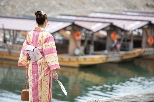 屋形船と浴衣の女性