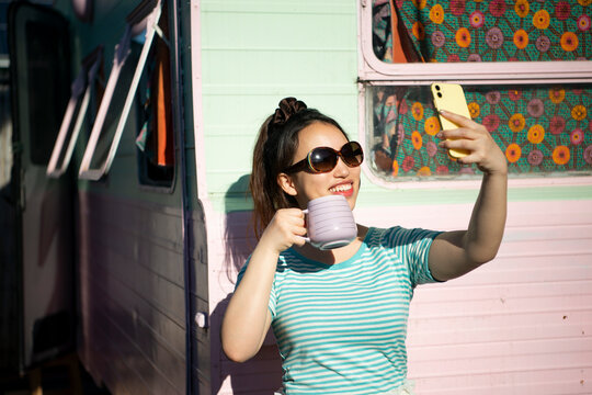 サングラスをかけて自撮りをしている女性