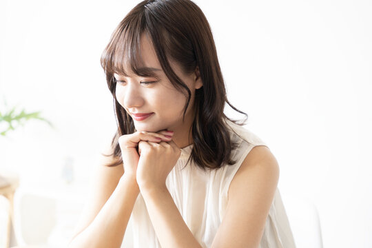 頬杖をついて微笑んでいる女性