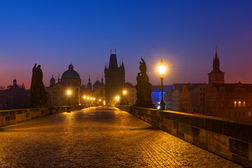 Obraz premium Morning twilight on the world landmark - Charles Bridge in Prague