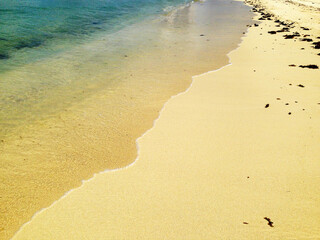 砂浜に打ち寄せる波