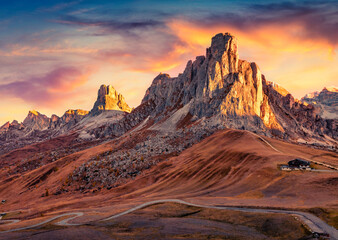 Naklejka premium Fantastic autumn view from the top of Giau pass with famous Ra Gusela and Nuvolau peaks on background. Incredible sunrise in Dolomite Alps, Cortina d'Ampezzo location, Italy, Europe.