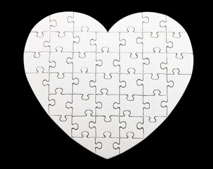Cœur puzzle sur fond noir 