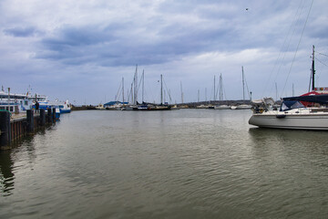 Fototapeta premium Blick auf den Yachthafen der Hansestadt Stralsund mit Segelbooten und Ausflugsschiffen am Strelasund, Mecklenburg-Vorpommern, Deutschland