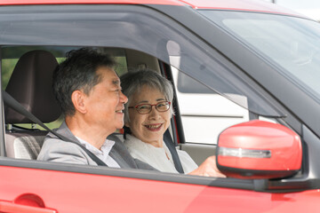車を運転する高齢者夫婦（ドライブ・シニア・男女）
