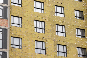 Fototapeta premium Facade of a building under construction in the city
