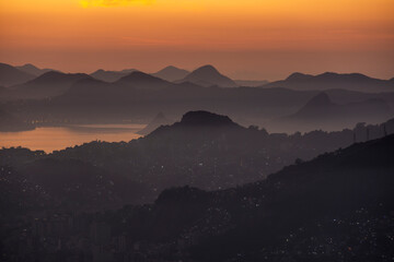 Obraz premium Beautiful sunrise view from Pico do Perdido to city buildings