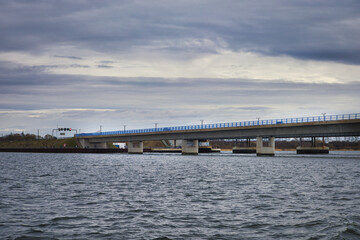 Obraz premium Blick vom Strelasund auf den Rügendamm, kombinierte Straßen- und Eisenbahnbrücke als Verbindung zur Insel Rügen, Stralsund, Mecklenburg-Vorpommern, Deutschland