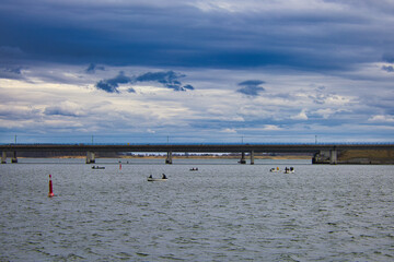 Blick vom Schiff, Boot auf die Rügenbrücke, Rügendamm, Brücke Himmel mit Wolken, Stralsund, Mecklenburg Vorpommern, Deutschland