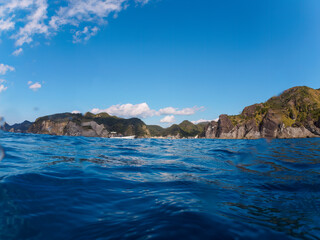 ヒリゾ浜渡船の漁船の美しい半水面撮影。

日本国静岡県伊豆半島賀茂郡南伊豆町中木から渡し船で渡るヒリゾ浜にて。
2022年夏水中撮影。

A beautiful half-water shot of a fishing boat on the Hirizohama beach ferry.

Hirizohama beach, by ferry from Nakagi, Minami-Izu-ch