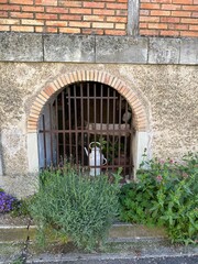 cave fermée par une grille