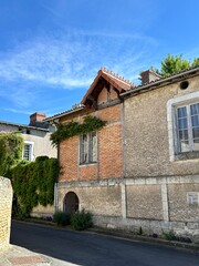 bâtiment en pierre et brique à Mirebeau