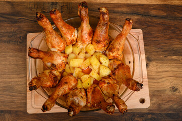 Efektowne pieczone podudzia z kurczaka w naczyniu żaroodpornym, domowy obiad niedzielny 